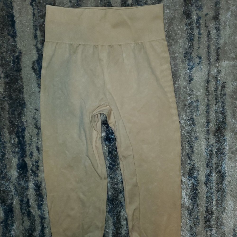 PINK SEAMLESS WORKOUT TIGHT BEACH || Med Like New - Picture 11 of 12